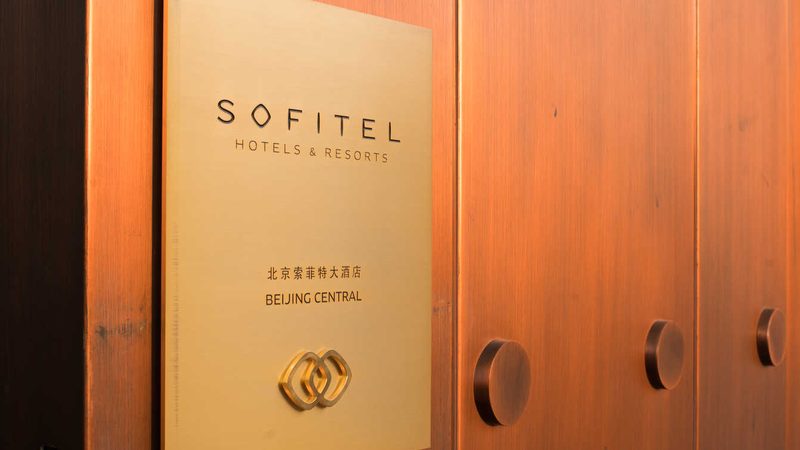 在预订邮轮旅游时，游客可以通过以下途径判断餐饮费用是否包含：